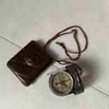 Boussole et Etui cuir marron et cordon