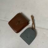 Boussole et étui cuir marron 