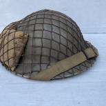 Casque MKII peinture marron , filet et pansements individuels 