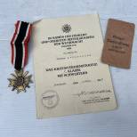 KM  Croix de mérite 1939 2éme classe avec glaives , diplome et sachet 