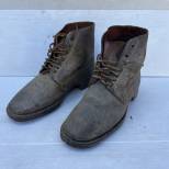 Paire de brodequins troupe cloutés Mdle 1917 cuir marron 
