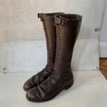 Paire de Bottes cloutées à lacets cuir marron foncé