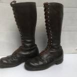 Paire de bottes cloutées à lacets cuir marron foncé 