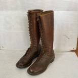 Paire de bottes cloutées à lacets officier en cuir marron 