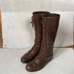 Paire de bottes à lacets cloutées officier cuir marron 