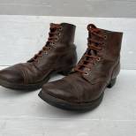 Paire de brodequins a bouts rapportés  cuir lisse brun rouge 