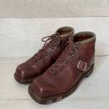 Paire de brodequins cloutés de montagne type 'SOC' en cuir brun rouge 