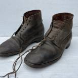 Paire de brodequins cloutés troupe Mdle 1917 cuir marron 