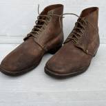 Paire de brodequins troupe cloutés cuir retourné marron 