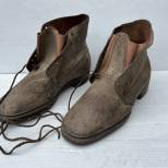 Paire de brodequins Troupe Mdle 1917 cloutés cuir fauve 