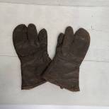 Paire de gants de vol cuir marron fourrés laine blanche