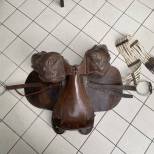 Selle Mdle 1874 et paire de fontes en cuir marron 