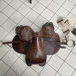 Selle Mdle 1874 et Paire de Fontes en  cuir marron
