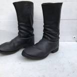 WH Paire de bottes cloutées troupe cuir noir 