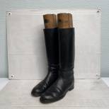WH Paire de bottes officier cuir noir et embouchoirs bois 