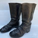 WH Paire de bottes troupe cloutées cuir noir 
