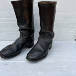WH Paire de bottes troupe cloutées cuir noir 