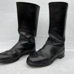 WH Paire de bottes troupe non cloutées cuir noir tiges courtes 