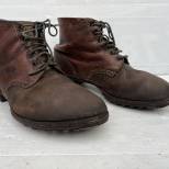 WH Paire de brodequins cloutés en cuir lisse et retourné marron 