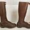 Paire de bottes cloutées à lacets officier en cuir marron 