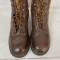 Paire de bottes cloutées à lacets officier en cuir marron 