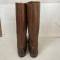 Paire de bottes cloutées à lacets officier en cuir marron 