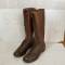 Paire de bottes cloutées à lacets officier en cuir marron 