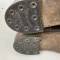 Paire de bottes cloutées à lacets officier en cuir marron 