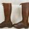Paire de bottes cloutées à lacets officier en cuir marron 