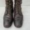 Paire de bottes officier a lacets en cuir marron 