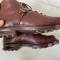 Paire de brodequins cloutés de montagne cuir brun rouge 