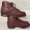 Paire de brodequins cloutés de montagne cuir brun rouge 
