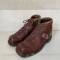 Paire de brodequins cloutés de montagne cuir brun rouge 