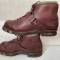 Paire de brodequins cloutés de montagne cuir brun rouge 