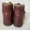 Paire de brodequins cloutés de montagne type 'SOC' en cuir brun rouge 