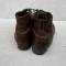 WH Paire de brodequins troupe cloutés cuir marron