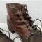 WH Paire de brodequins troupe cloutés cuir marron