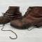 WH Paire de brodequins troupe cloutés cuir marron