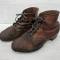 WH Paire de brodequins troupe cloutés cuir marron