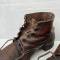 WH Paire de brodequins troupe cloutés cuir marron