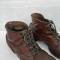 WH Paire de brodequins troupe cloutés cuir marron
