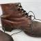 WH Paire de brodequins troupe cloutés cuir marron