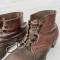 WH Paire de brodequins troupe cloutés cuir marron