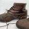 WH Paire de brodequins troupe cloutés cuir marron
