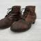 WH Paire de brodequins troupe cloutés cuir marron