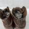 WH Paire de brodequins troupe cloutés cuir marron