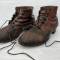 WH Paire de brodequins troupe cloutés cuir marron
