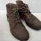 WH Paire de brodequins troupe cloutés cuir marron