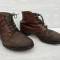 WH Paire de brodequins troupe cloutés cuir marron