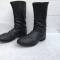 WH Paire de bottes cloutées troupe cuir noir 